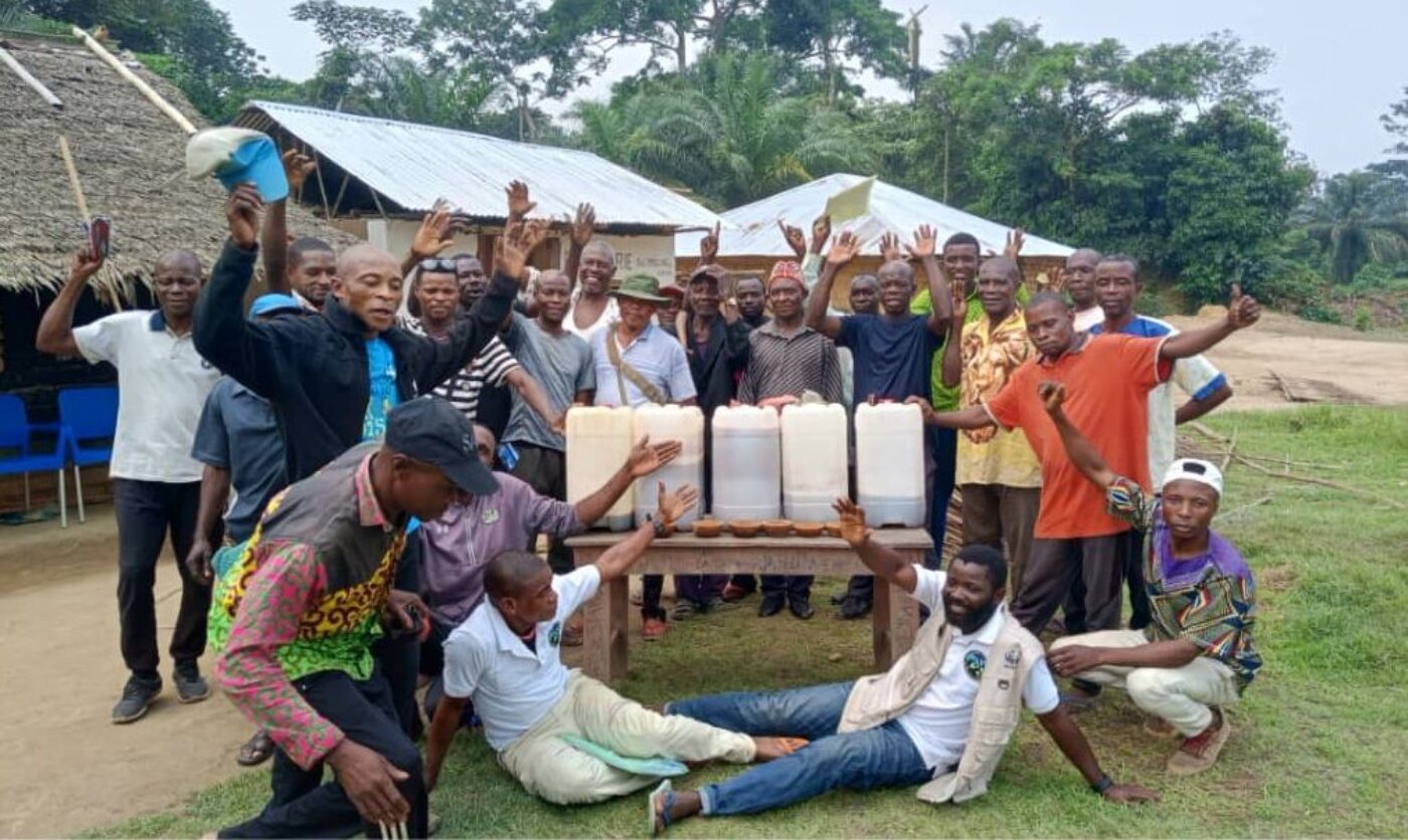 Premières récoltes de miel à Bolongo : un pas concret vers une foresterie communautaire durable