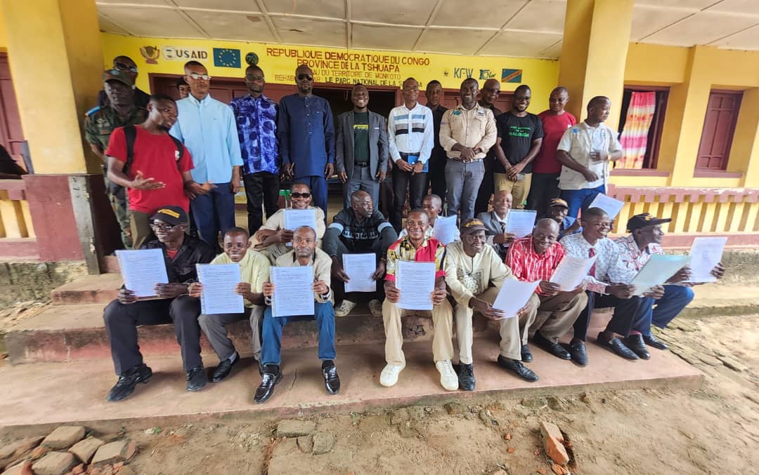 Monkoto :  Remise officielle de 14 arrêtés portant attribution des concessions forestières aux communautés locales