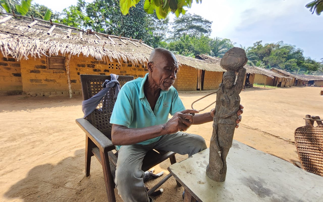 D’ivoirier à ébéniste : l’octogénaire Joseph Eonga rallume la flamme de l’art en prévision de l’écotourisme à la Salonga
