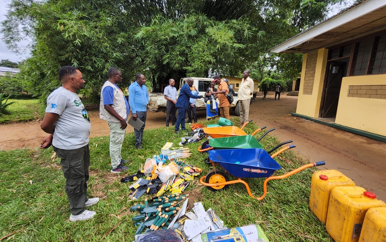 A Monkoto, l’UGPNS relance la pratique agricole à l’ITA ETSINA NKITO grâce à un don de semences et d’outils