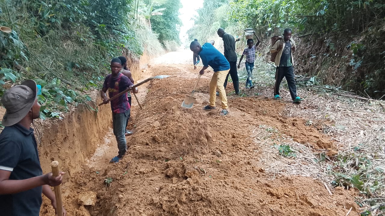 L’UGPNS appuie la réhabilitation de 45 km de routes par une organisation locale autour de Monkoto