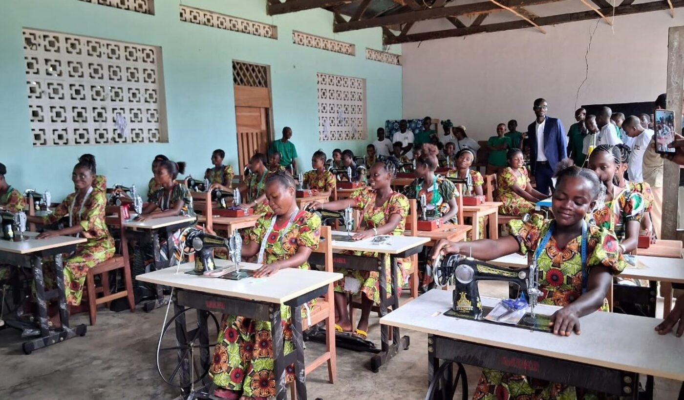 Elles rêvent d’un nouvel avenir grâce à l’apprentissage de la coupe et couture !